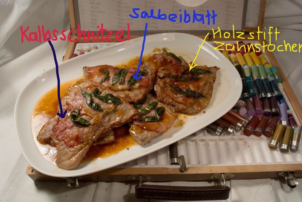 Saltimbocca spring in den Mund sind Kalbsschnitzel auf italienische Art. Mit Salbei und kurz in guten Olivenöl gebraten-