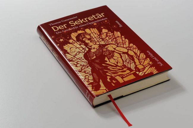 Der Sekretär ist ein Roman über die DDR der 1970er Jahre. Die Jugend und die Verstrickung von Nazis und SED Funktionären.