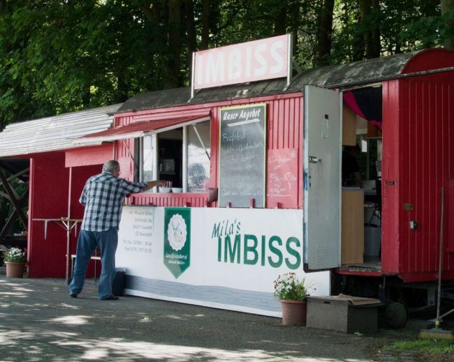 Diese Wurstbude im Vogtland ist einfach von der Autobahn aus zu erreichen um eine kurze Rast einzulegen.