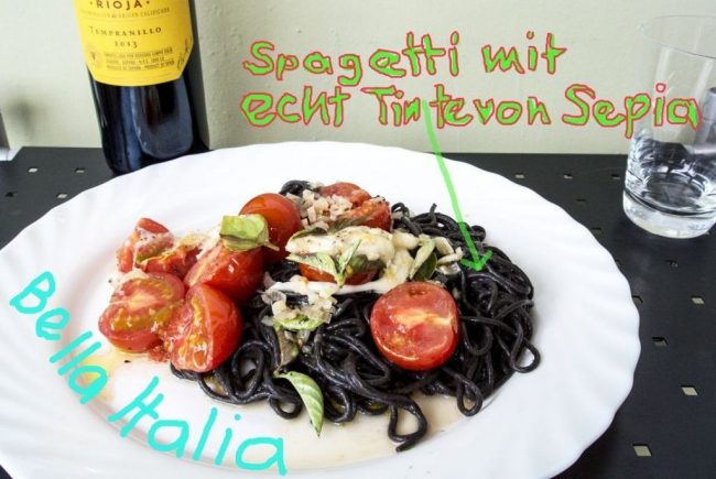 Schwarz Spagetti auf Teller sehen gut aus und schmecken leicht mach Fisch und Meer.
