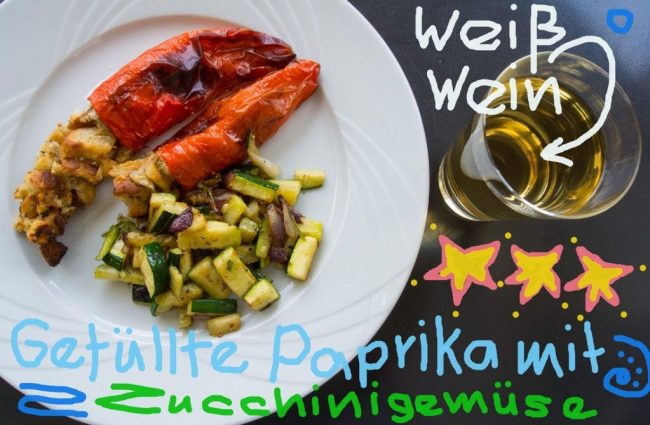 Gefüllte Paprika_Weißbrot Ziegenkäse der Seviervorschlag mit Zucchinigemüse.