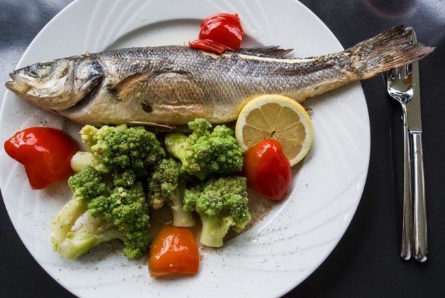 Wolfsbarsch an Romanesco Broccolie ist ein leichtes und gutes Essen auch für Feiertage.