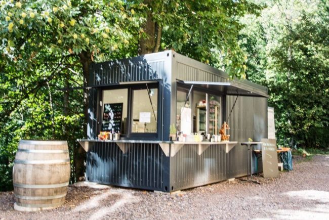 Der Imbiss Schloss Ludwigshöhe bietet guten Wein und feine Kuchen an. Der Ausblick über die Rheinebene ist grandios.