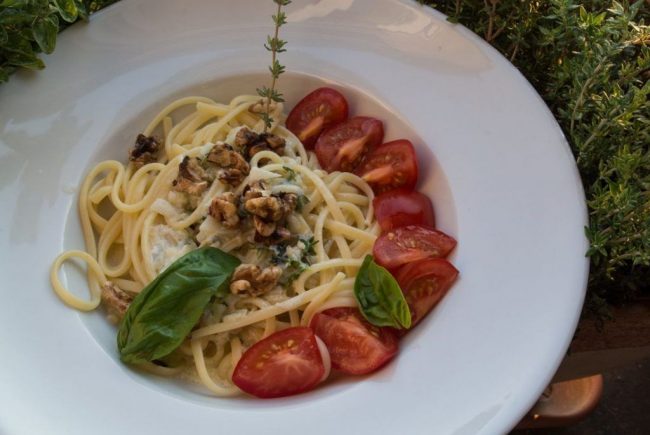 Spagetti mit Roquefort und Walnuss ist etwas besoderes und doch einfach gekocht.