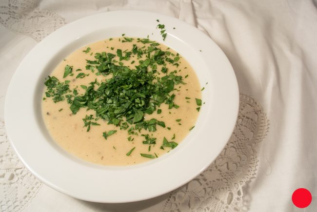 Gemüsesuppe mit Topinambur hat einen besonderen Geschmack und sollte probiert werden.