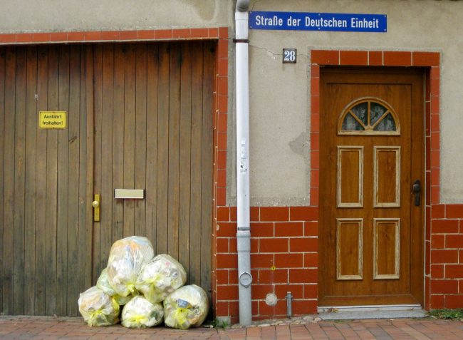 Die Straße der Deutschen Einheit in Röbel, Meklenburg Vorpommern, erzählt Geschichten.
