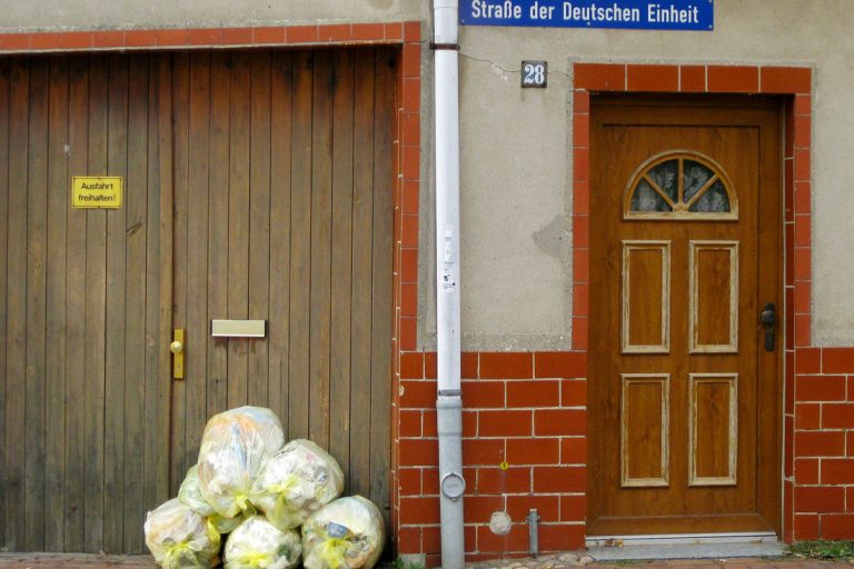 Die Straße der Deutschen Einheit in Röbel, Meklenburg Vorpommern, erzählt Geschichten.