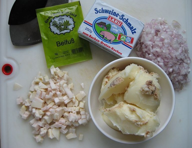 Gänseschmalz ohne Firlefanz die Zutaten mit Speck, Zwiebeln und Majoran