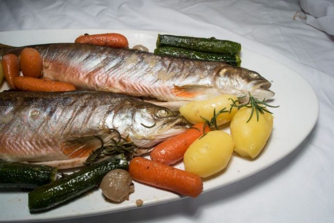 Saibling mit Zitronengras Nahaufnahme