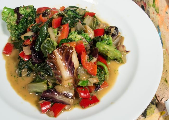 Gemüse mit Mangold und Radicchio Gemüse mit Mangold und Radicchio ist ein bekömmlichen Essen und sehr schmackhaft. Die Bitterstoffe regen die Verdauung an.