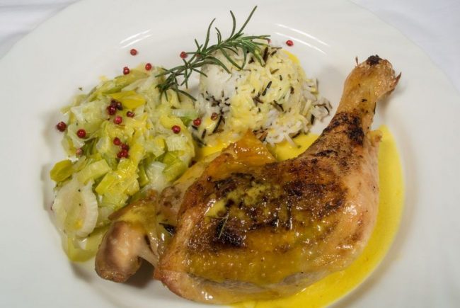 Marinierte Hühnerkeule mit Zitronensoße Serviervorschlag