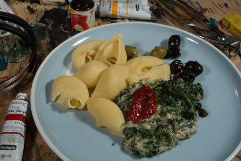 Überbackener Spinat mit Parmesan ist köstlich und lässt sich schnell zubereiten.