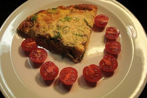 Schwarzwurzeleierkuchen mit Tomaten angerichtet