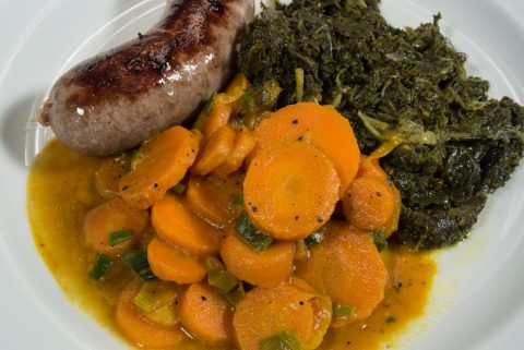 Grünkohl dass Wunderkraut schmeckt mit Bratwurst sehr gut.