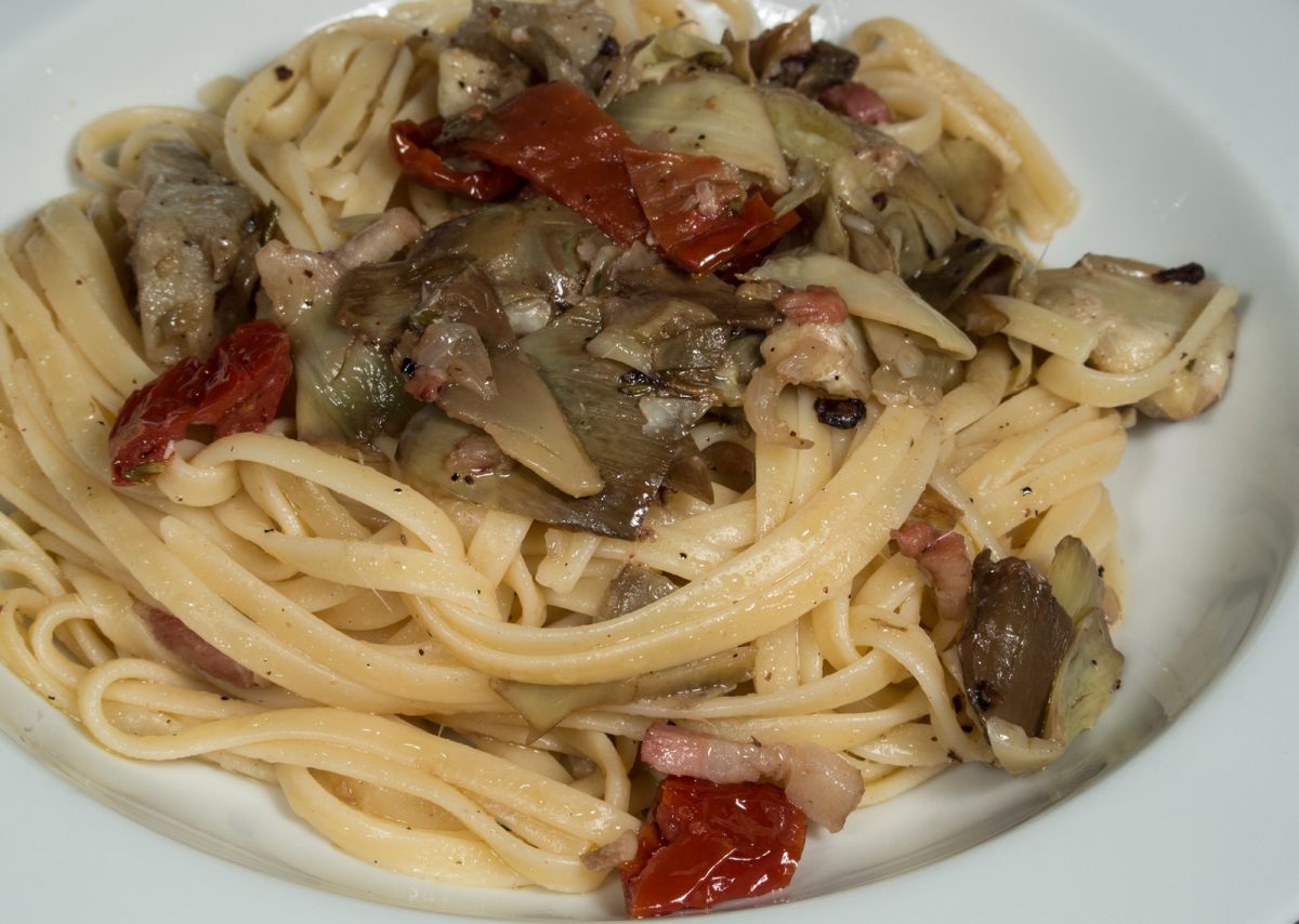 Artischocken, Speck und Nudeln ist ein einfaches gericht der Cucina Povera aus Italien.