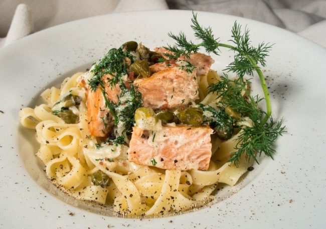 Bandnudeln mit Lachs - Dillsoße und Kapern ist ein leichtes Essen. Ideal an heißen Tagen und zum Abend.