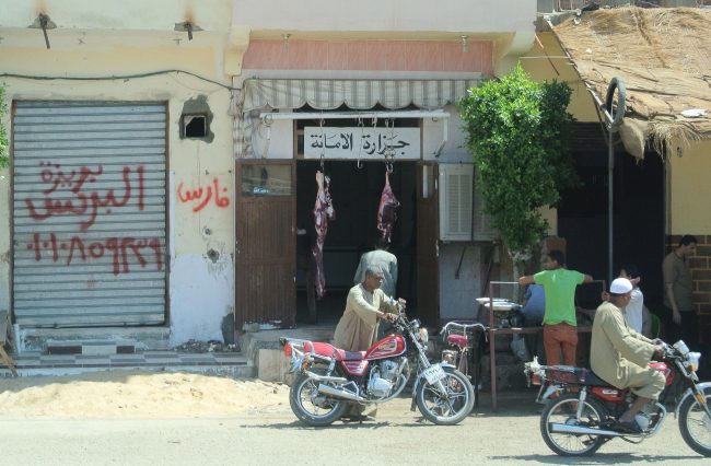 Die Fleischerei in Luxor Ägypten hängt ihr Fleisch an die frische Luft.