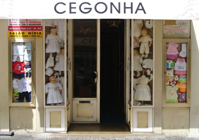 An den Begriff Kinderlein kommet dachte ich, als ich das Schaufenster mit weißer Kinderkleidung in Funchal sah.