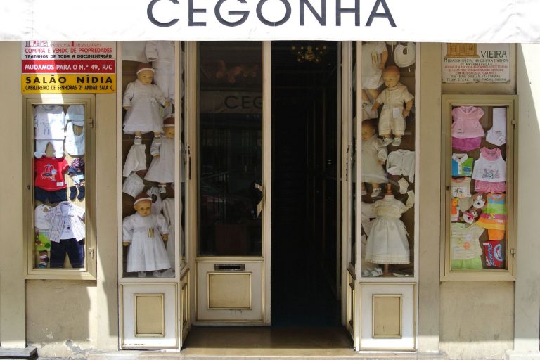 Schaufenster Kinderkleidung Funchal An den Begriff Kinderlein kommet dachte ich, als ich das Schaufenster mit weißer Kinderkleidung in Funchal sah.