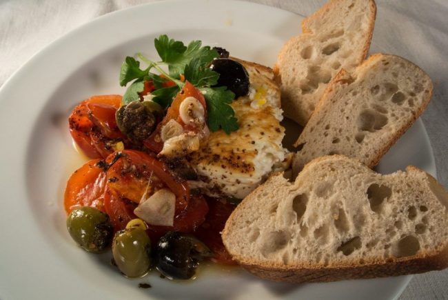 Überbackener Schafskäse auf Tomaten mit Oliven Knoblauch und Peperoni