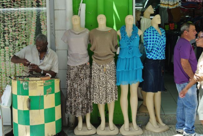 Über die absurde Welt der Schaufensterpuppen zu kleine Köpfe und unschöne Proportionen.