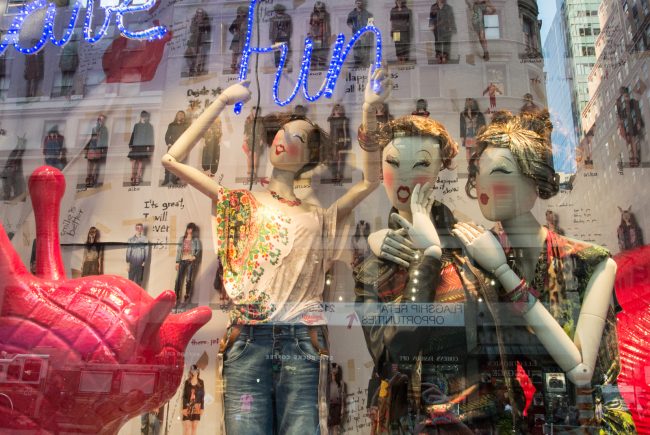 Fun in New York oder das Spiel mit der Mode. Übervolle, bunte Schaufenster überall.