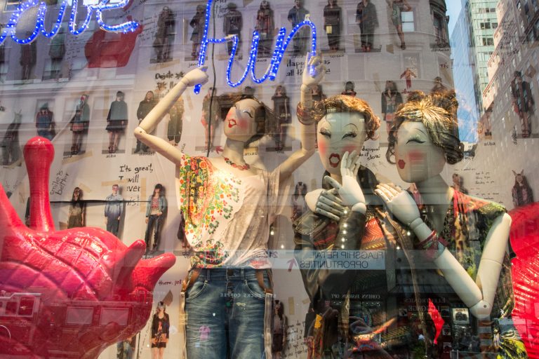 Fun in New York Fun in New York oder das Spiel mit der Mode. Übervolle, bunte Schaufenster überall.