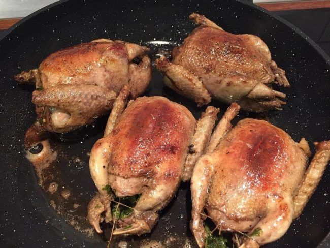 Gebratene Täubchen auf Großmutters Art sind einfach zuzubereiten