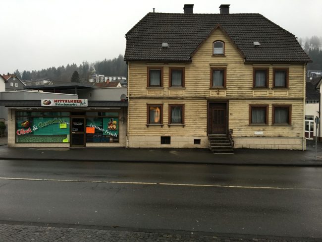 Gemüse aus dem Mittelmeer steht noch an einem geschlossenen Laden in Bad Laasphe. Es ist grau und traurig.