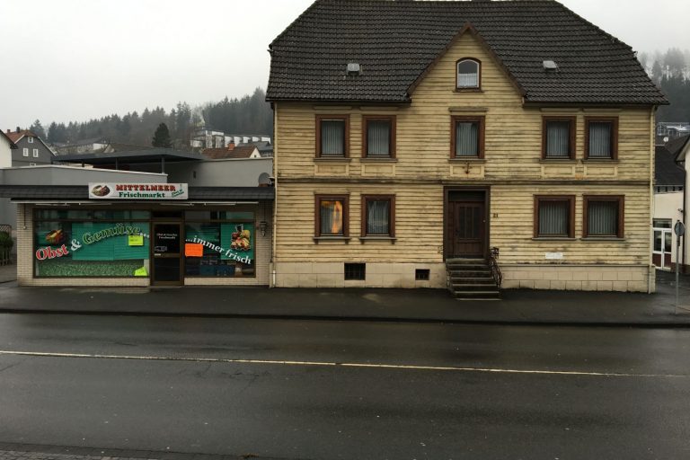 Gemüse aus dem Mittelmeer Gemüse aus dem Mittelmeer steht noch an einem geschlossenen Laden in Bad Laasphe. Es ist grau und traurig.