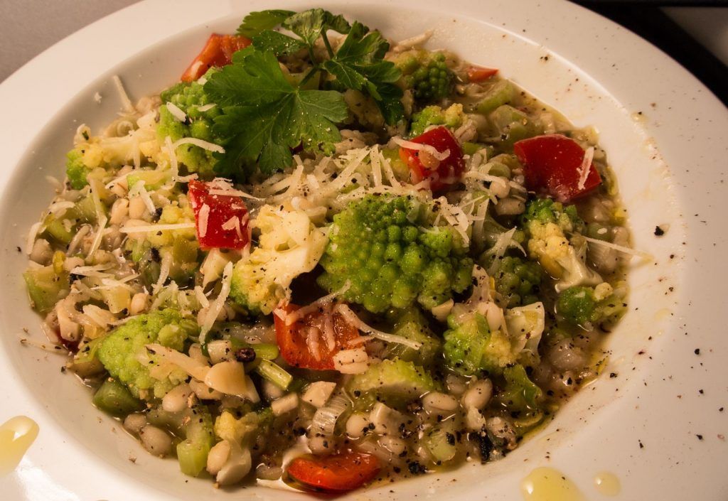 Gemüsesuppe mit Romanesco und Hülsenfrüchten ist eine gehaltvolle Suppe mit allem was man benötigt.