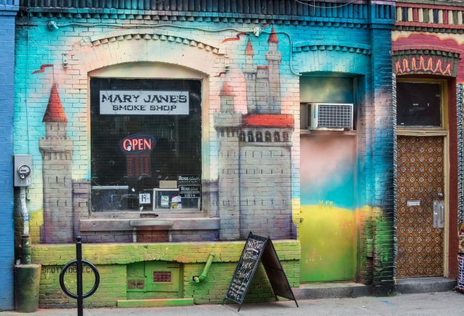 Halifax Smoke Shop ist ein irrer Laden für Wasserpfeifen in Canada mit einer but besprühten Fassade.