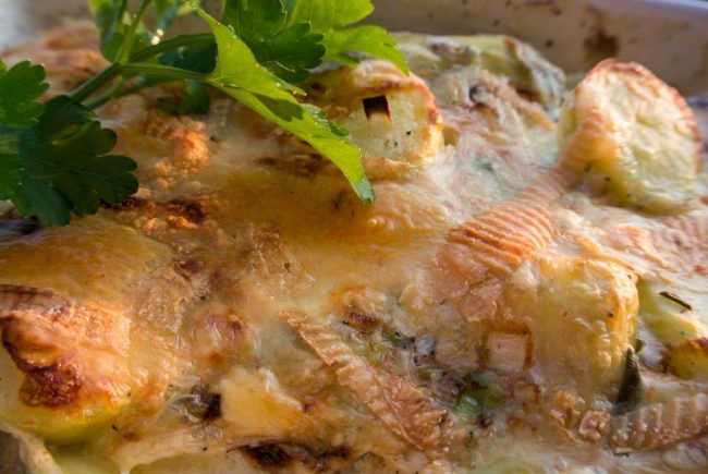 Kartoffeln mit Käse überbacken in Sahne Kartoffeln mit Käse überbacken in Sahne ist ein deftiges Gericht für kalte Wintertage.