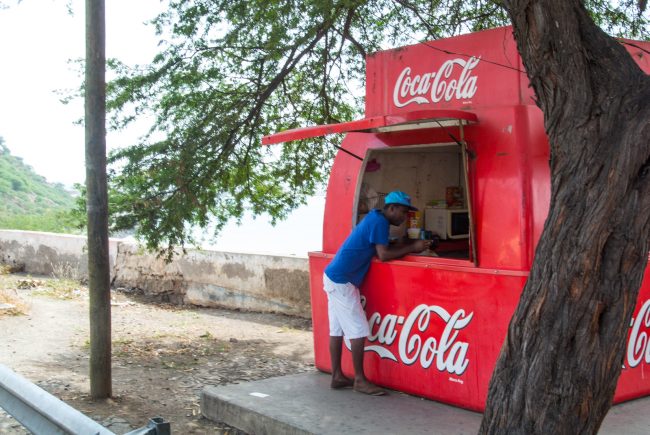 Die Cola auf Kapverden ist ein Zeichen der weltweiten Verbreitung dieses gesundheitsschädlichen Getränks.