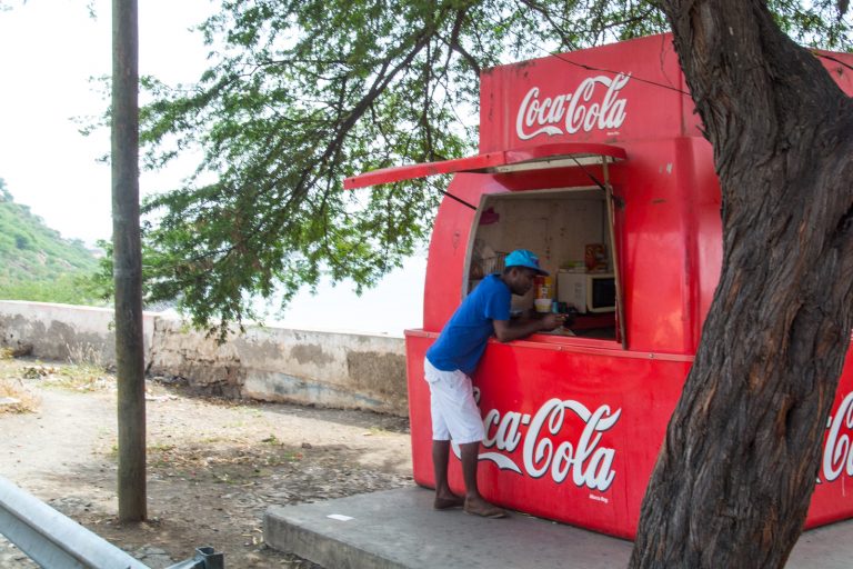 Cola auf Kapverden Die Cola auf Kapverden ist ein Zeichen der weltweiten Verbreitung dieses gesundheitsschädlichen Getränks.