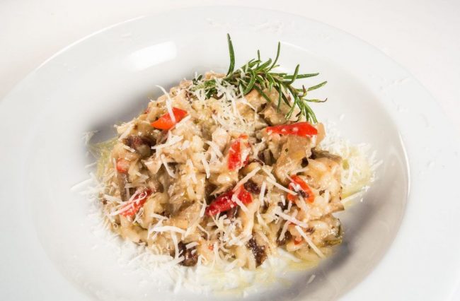 Risotto mit Wildsalami und Pilzen ist besonders schmackhaft durch das Aroma der Salami und dem Parmasankäse.