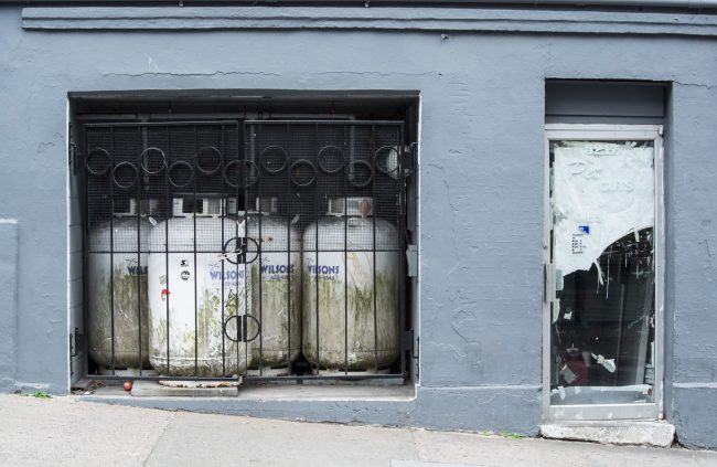 Rätselhafte Offerte in Halifax sehe ich ein Schaufenster dem die Scheibe Fehlt. Im Ladeninneren Gasbehälter.