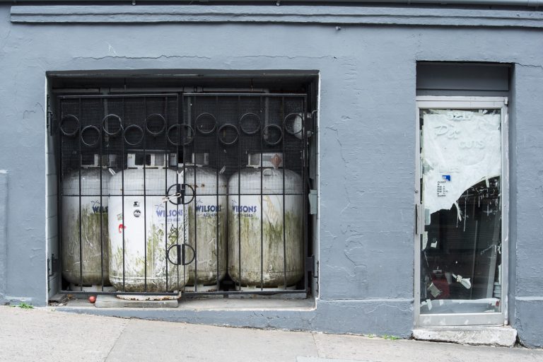 Rätselhafte Offerte in Halifax Rätselhafte Offerte in Halifax sehe ich ein Schaufenster dem die Scheibe Fehlt. Im Ladeninneren Gasbehälter.