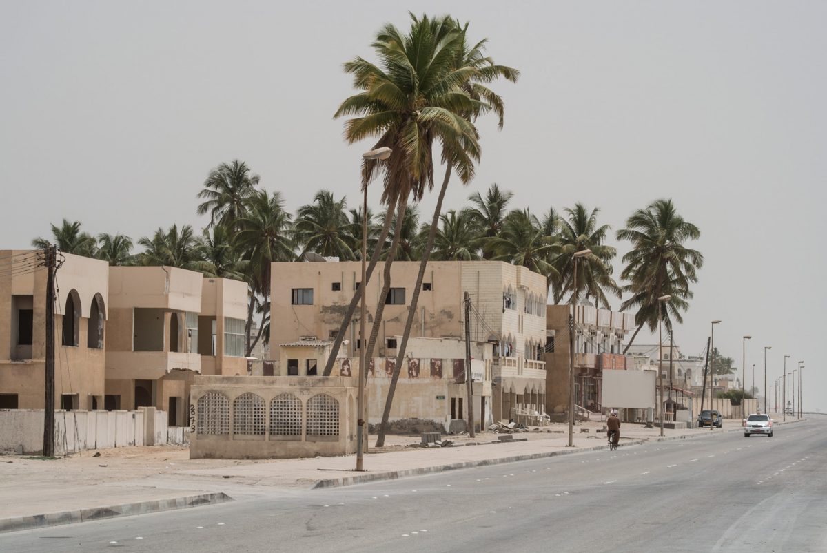 Straße am Strand von Salalah