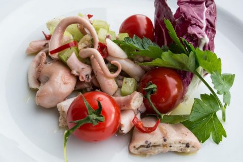 Tintenfischsalat mit Stangensellerie scharf