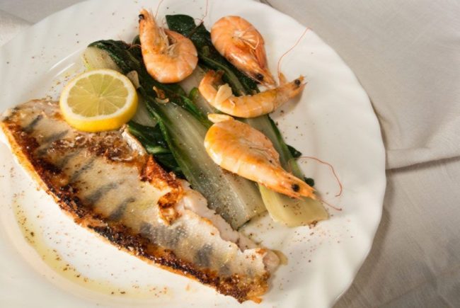 Zander auf der Haut mit Mangold und Crevetten