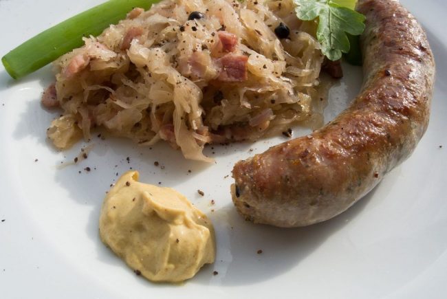 Bratwurst und Bierkraut ist ein deftiges Gericht für kalte Tage.