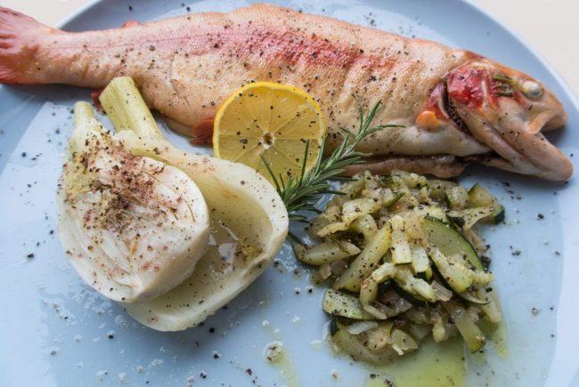Goldforelle mit Fenchel und Zucchinigemüse