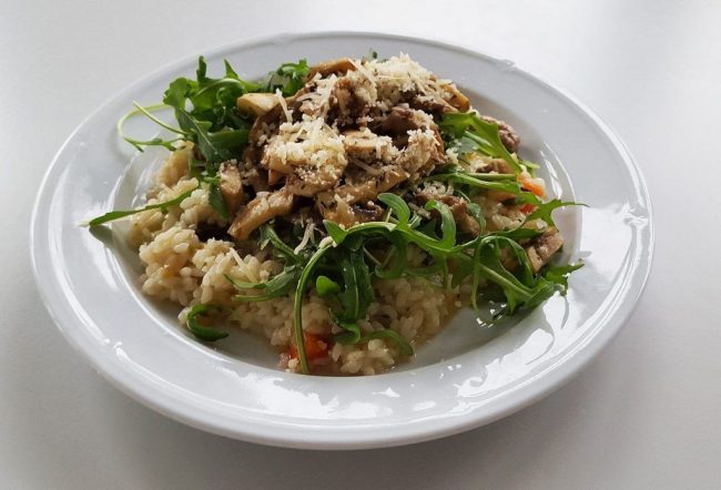 Risotto mit Salsiccia Wildschweinssalami und Champignons sowie Rucola ist eine deftige, italienische Speise und einfach zu kochen. Wenn man auch ein wenig Geduld mitbringen sollte.
