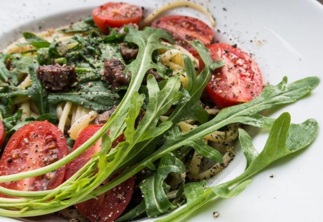 Rucola Spagetti mit Wildschweinsalami und Tomaten Ist ein einfaches Gericht und doch besonders farbig durch den grünen Rucola und die roten Tomaten.