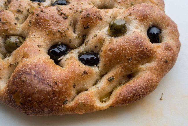 Focaccia mit Oliven - ein Fladenbrot
