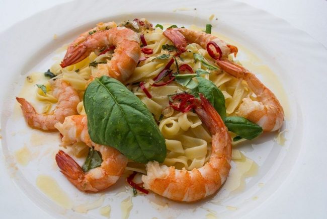 Chili - Pasta mit Garnelen sieght nicht nur gut aus, sondern ist auch ein aromatisch-leichtes Essen.