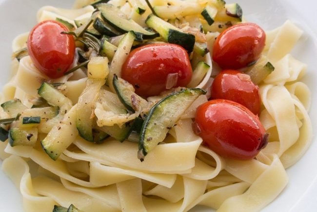 Pasta mit Zucchini und Tomaten ist ein mediterranes Gericht. Leicht und gut bekömmlich.