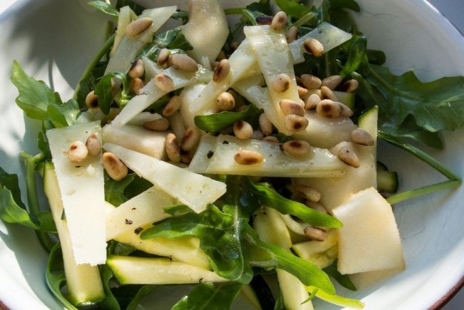 Salat mit Birne, Zucchini und Rucola ist eine gesund Rohkost. Übrigens sollte man Zucchini niemals schälen. Denn unter der Schale befinden sich die wertvollsten Inhaltsstoffe.