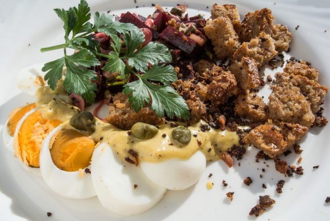 Pikante Rote Bete mit hartem Ei und gerösteten Schwarzbrot schmeckt gut und gibt Power, denn Rote Bete ist sehr gesund.